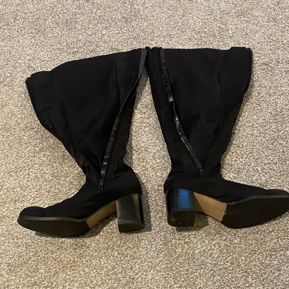 Sophisticated Black Heeled Boots for Women - Picture 2 of 3